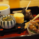 ビストロ割烹 YAOYA - 八寸（カニの茶碗蒸し・鳥取バイ貝・富山ホタルイカ酢味噌・出汁巻など）