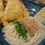 うどんダイニング 弥栄 - 自家製の麺はモチモチ、揚げたての天ぷらもホントに美味しいです♪