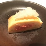 牡蠣料理ともつ鍋が旨い個室居酒屋 うみきん - umikin:明太出し巻き玉子(断面)