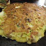 ぐうちょきぱあ - ブタ・イカ・エビミックス焼き上がり。玉子の色が出ていますね。