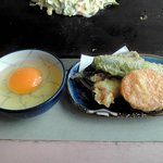 ぐうちょきぱあ - サービスで提供された天ぷらと焼きそば用玉子