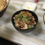 ラーメン モリン - 定番の炙りﾁｬｰｼｭｰ丼(小) 300円 かけてあるタレほしい