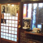 おんどり - カウンター席から入口を振り返る