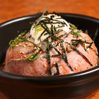 国産黒毛和牛を使用した自家製ダレが自慢のローストビーフ丼