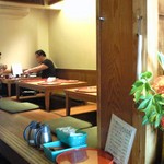 たき下 - 店内のテーブル席の風景です