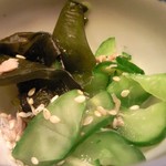 たき下 - 黒むつの柚香焼き 1260円 のワカメと胡瓜の酢の物