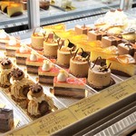 Yougashi Maunten - ショーケース店内