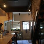 CAFE ata - カウンター席と入り口
