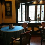 珈琲歌劇 - メイン通り沿いの店内