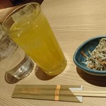 北の味紀行と地酒 北海道 - 北海道産シーベリーソーダ(430円)とお通しの牛蒡合え(400円)