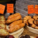 フール・ドゥ・アッシュ - 沢山並ぶパンはどれも美味しそう☆