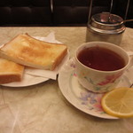 カフェ クルミ - 紅茶(トースト付) 350円