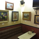 カフェ クルミ - 壁には絵画が掛けられています。