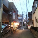 万里ラーメン - 路地裏にあります。