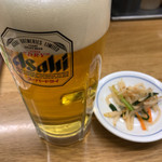 Fuku shin - 生ビールには小皿で惣菜が付いてくる。