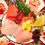 かわうち - お造り マグロ、ヒラメ、シマガツオ、サス、ガンド左上から時計回りに