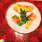 かわうち - 卵黄ソースがけ鮭、スモーク鱒の棒鮨、甘く煮たそら豆、フキノトウ味噌、すけとうダラ卵の煮こごり