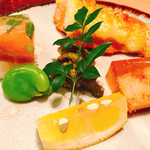 かわうち - 卵黄ソースがけ鮭、スモーク鱒の棒鮨、甘く煮たそら豆、フキノトウ味噌、すけとうダラ卵の煮こごり