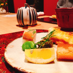 かわうち - 卵黄ソースがけ鮭、スモーク鱒の棒鮨、甘く煮たそら豆、フキノトウ味噌、すけとうダラ卵の煮こごり