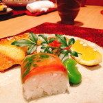 かわうち - 卵黄ソースがけ鮭、スモーク鱒の棒鮨、甘く煮たそら豆、フキノトウ味噌、すけとうダラ卵の煮こごり