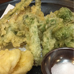 磯ろく - 山菜の天ぷら。美味ーい！ 天つゆもあります。