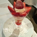 資生堂パーラー - 山口県 花の海 イチゴ園産“四星（よつぼし）”のストロベリーパフェ