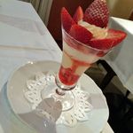 資生堂パーラー - 山口県 花の海 イチゴ園産“四星（よつぼし）”のストロベリーパフェ