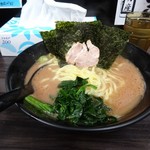 横浜家系らーめん 武術家 - 平成29年3月15日再訪問・デフォルトラーメン680円(税込み)チャーシューが小ぶりでペラペラです！！