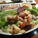 琉球王国 さんご家 - 紅芋チップスが入ったシーザーサラダ