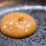 Gyoza Bar けいすけ - 餃子は、味噌ダレで喰らいます。酸味が強め