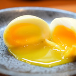 Gyoza Bar けいすけ - 卵＠300円：燻香をかき分け、箸を挿れれば、トロけ出す黄身