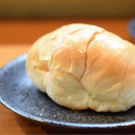 Gyoza Bar けいすけ - 腸詰をオーダーすると、バターロールを頂けました。旨味汁に浸して