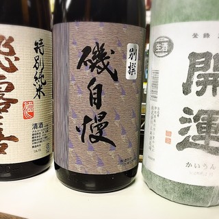 我們常備有10種清酒和燒酒◎也提供無限暢飲套餐。