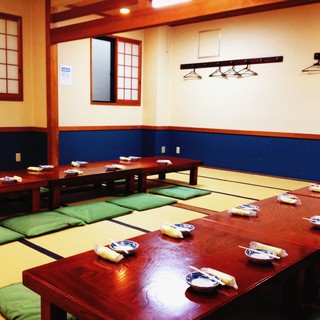 Groups are welcome in the spacious space with tatami seating ◎Free parking available