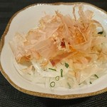 焼肉・鉄板焼き 芳蘭亭 - オニオンスライス　※黄身が入ってるので醤油を垂らしてください。