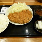 とんかつまるや 新橋烏森口店 - 2011/1　ロースかつ定食700円