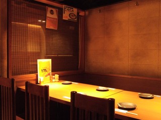 鳥八珍 - 店内は落ち着いた雰囲気♪２名席から１０名席まであります！