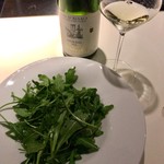 ル・クラビエール有栖川 - ルッコラのサラダと白ワイン