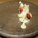 ラチュレ - 苺とふきのとうのデザート