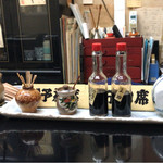 ふく井 - カウンターにはうなぎたれと正油があります