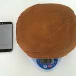 篠田製菓　饅頭屋 - 観音どら焼き（大）とIPhone 5sの比較