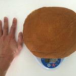 篠田製菓　饅頭屋 - 観音どら焼き（大）のサイズの参考までに