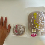 篠田製菓　饅頭屋 - 右:観音どら焼き（大）、左:観音どら焼き