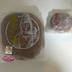 篠田製菓　饅頭屋 - 左:観音どら焼き（大）、右:観音どら焼き