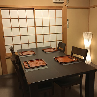2〜4名様用の個室テーブルです。但し鉄板は、ありません。