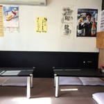翔龍 - 店内は小上がりに２卓と４人掛けテーブル１卓に壁に向いた２人掛けのテーブルが１卓とカウンター席が