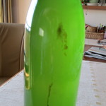 ヒトミワイナリー - 瓶内にオリ（にごり）がしっかり見られるのは無濾過の証