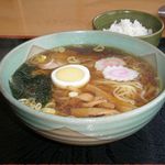 ラーメンハウスなるほど - しょうゆラーメン 500円 ＋ サービスライス