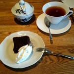 シェ クープル - ガトーショコラ＆紅茶。