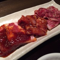 焼肉 大河 - 左から
                豚バラ・鶏肉・和牛カルビ